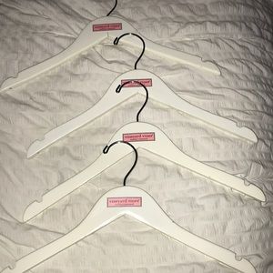 set of 4 vineyard vines shirt hangers